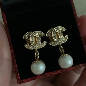 14K Yellow Gold with diamonds and South pearl